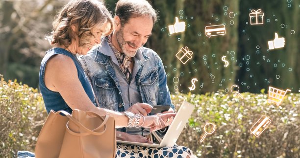 幸福的情侣在绿色的大自然里用笔记本电脑网购图片下载