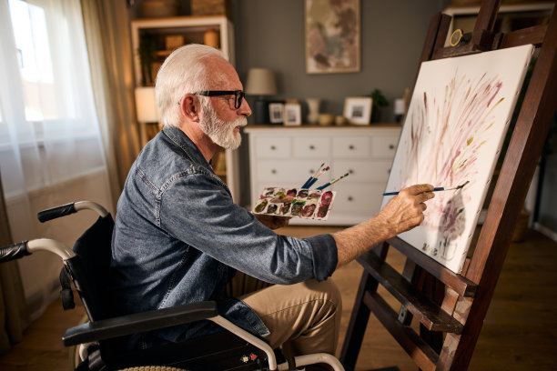 坐在轮椅上的老人在家画画图片下载