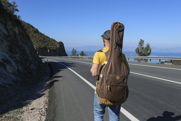 旅行音乐家的概念。图片下载