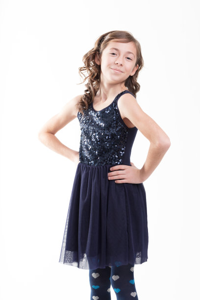 顽皮的女孩穿着心形图案的羊毛紧身衣摆姿势图片下载