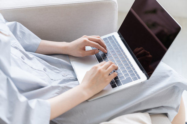 亚洲女人用笔记本电脑，用手图片下载