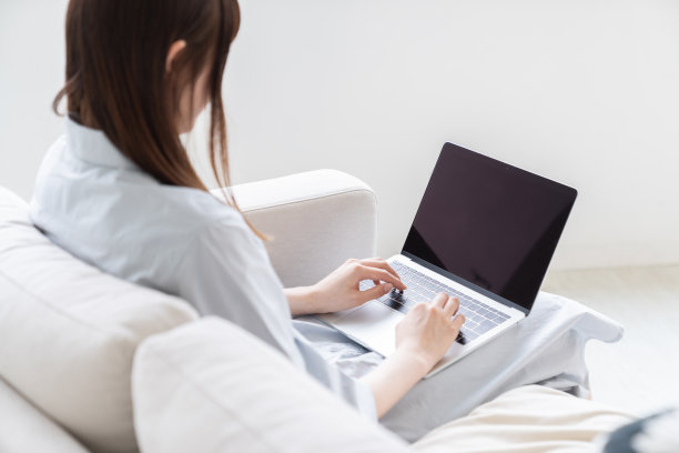 亚洲女人用笔记本电脑，用手图片下载