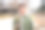 一个年轻的男学生站起来看着镜头的肖像。男人微笑着，拿着一个背包图片下载