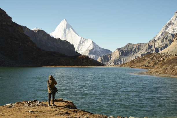 亚洲摄影师在中国亚丁国家公园拍摄圣山贾巴阳和博永措湖图片下载