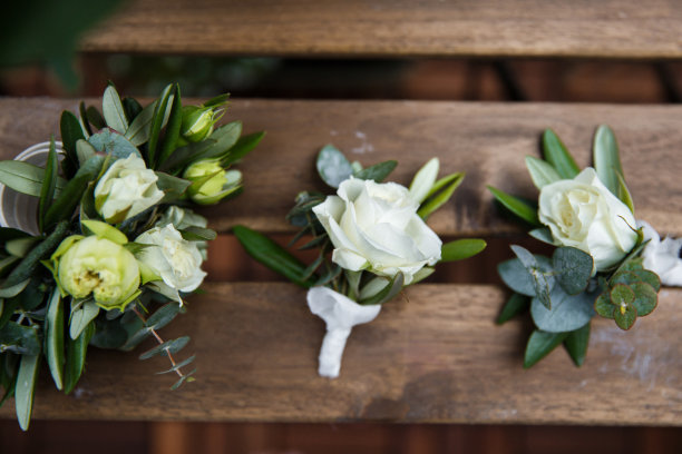 木制桌子上的一套玫瑰花胸花图片下载