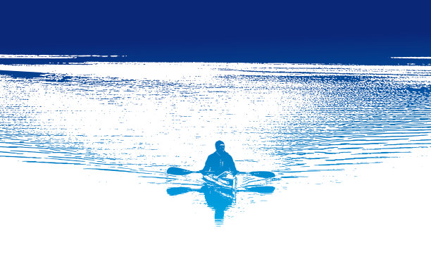 男人在湖上划皮艇图片下载