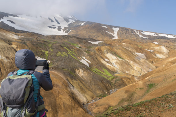 拍摄赫维拉达里尔地热区的妇女图片下载