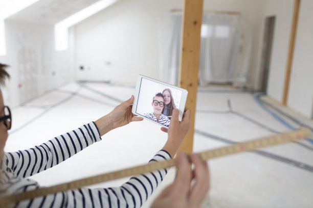 弟弟和妹妹在他们的新阁楼公寓的建筑工地上自拍图片下载