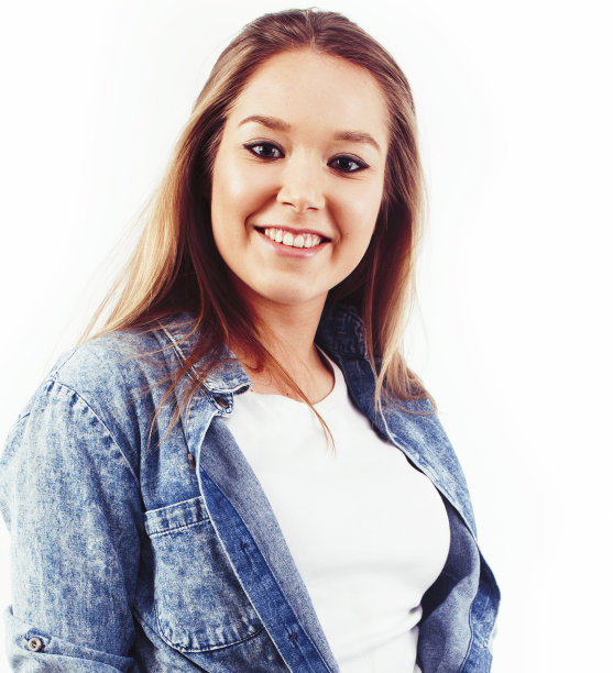 年轻漂亮时尚的褐发潮女孩摆情绪孤立在白色背景快乐微笑凉爽的微笑，生活方式的人的概念图片下载