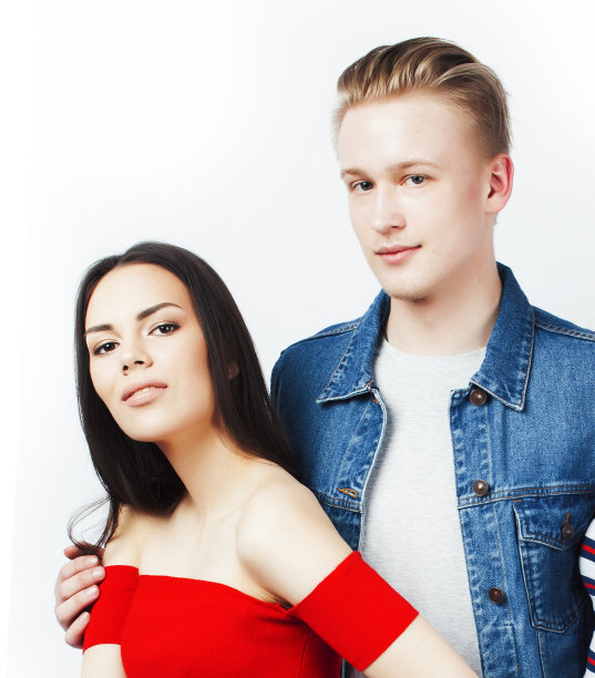 最好的朋友，十几岁的女孩和男孩在一起玩，在白人背景孤立，拉丁美洲和白人摆情绪图片下载