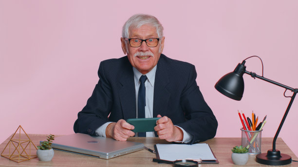 忧心忡忡的高级商人坐在工作场所，不工作，不玩赛车或射击游戏图片下载