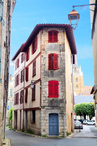 即使是巴约讷也有自己的熨斗建筑:不需要跨越大西洋，只要去法国的巴斯克地区，就能欣赏到一座比纽约更古老的建筑图片下载