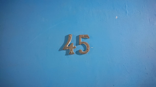 在简单中闪耀:蓝色画布上的第45号图片下载