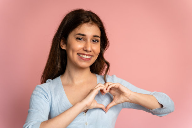 女人用手展示心形。图片下载