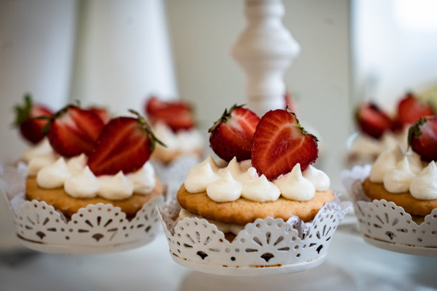 婚礼糖果、装饰品和纸杯蛋糕，美味佳肴图片下载