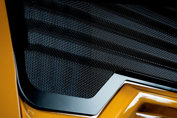 汽车拖拉机的黄色前面板。工业技术，金属网图片下载