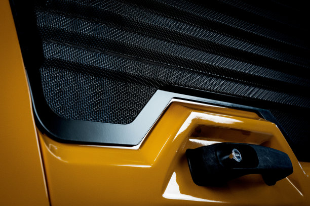 汽车拖拉机的黄色前面板。工业技术，金属网图片下载