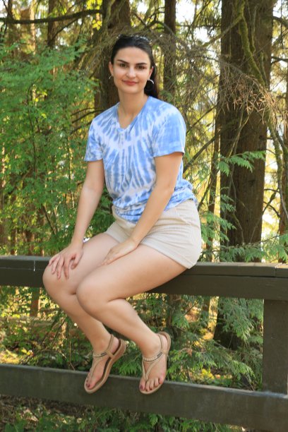 坐在篱笆上图片下载