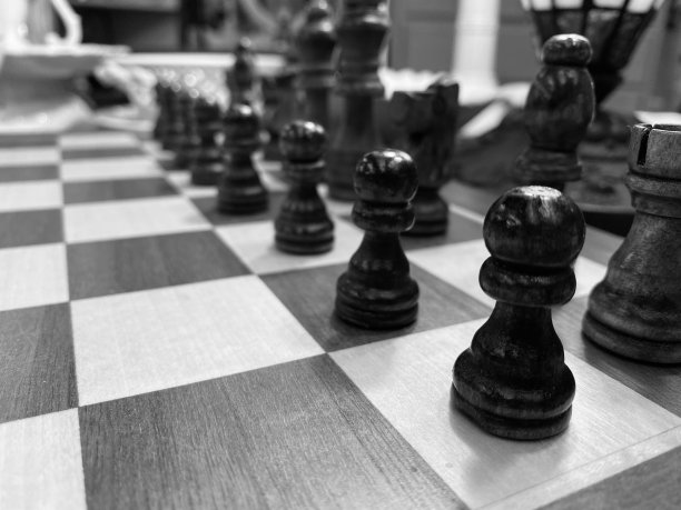 棋盘上棋子的近照图片下载
