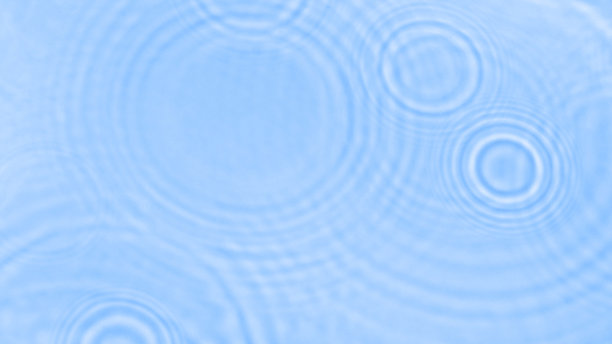 蓝色的水纹理与太阳反射和水面上的水圈叠加效果的照片或模型。有机投影、焦散效果、光线折射、方形横幅与复制空间。图片下载