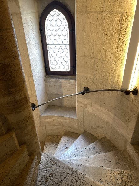 布达佩斯圣斯蒂芬大教堂高塔上带栏杆的螺旋石楼梯图片下载