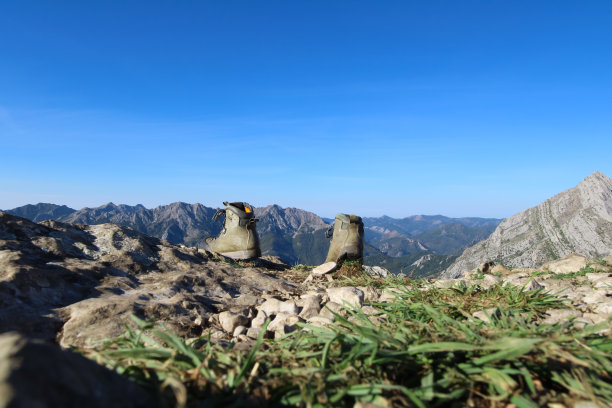 山顶上的风景和登山靴图片下载