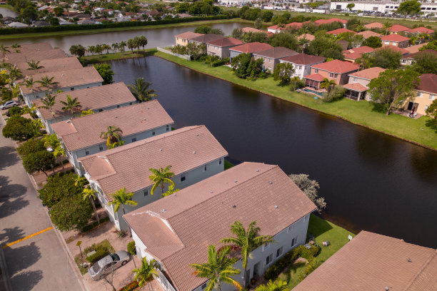 佛罗里达州的社区。迈阿密的豪宅。现代家庭图片下载