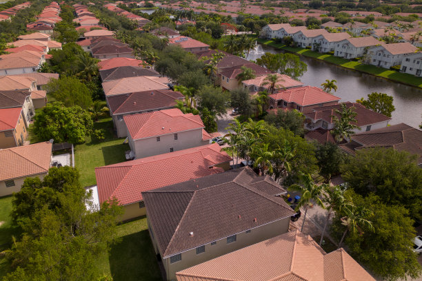 佛罗里达州的社区。迈阿密的豪宅。现代家庭图片下载