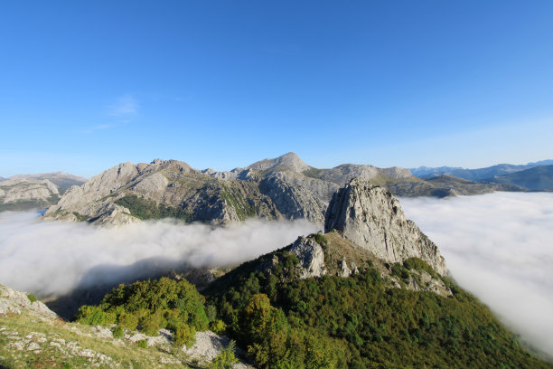 清晨群山上有雾的风景图片下载