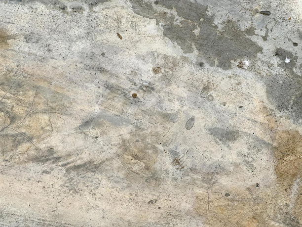 一个人在水泥地上滑滑板，打着红伞在肮脏的水泥地上行走的照片。图片下载