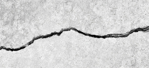 混凝土裂缝的照片显示了地面上的裂缝，混凝土裂缝的黑白照片。图片下载