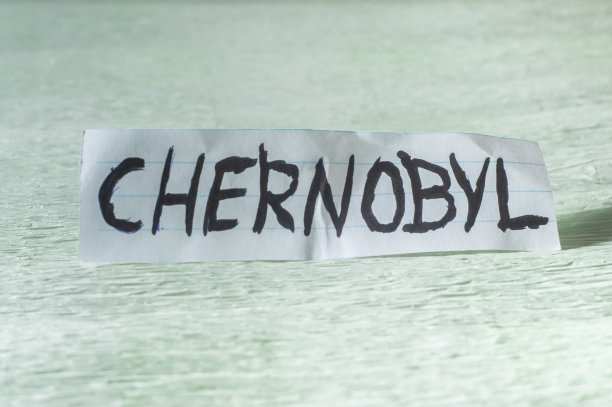 切尔诺贝利，写在剪纸上的字，放在浅绿色的地方。图片下载