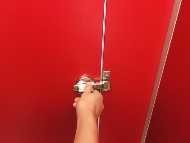 用红色背景的钥匙打开门图片下载