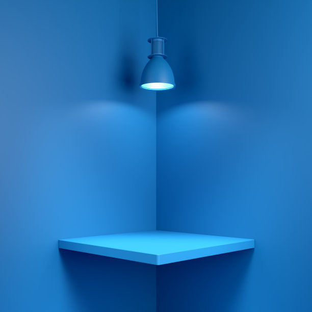 房间角落的蓝色单色方形架子或讲台架子，顶部有一盏天花板灯，用于产品展示或展示。图片下载
