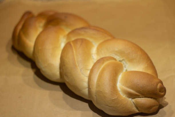 编织面包在浅棕色的背景与选择性焦点图片下载