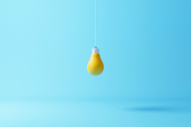 挂灯泡黄色站在浅蓝色背景。观念创新，思想创新。3 d渲染图图片下载