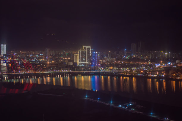 在夜色下闪闪发光的建筑使越南岘港的城市更加充满活力图片下载