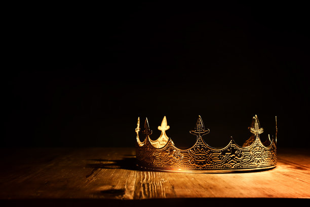 木质桌子上美丽的王后或国王王冠的低调形象。的过滤。幻想中世纪图片下载