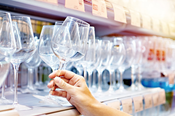 商店里的酒杯图片下载