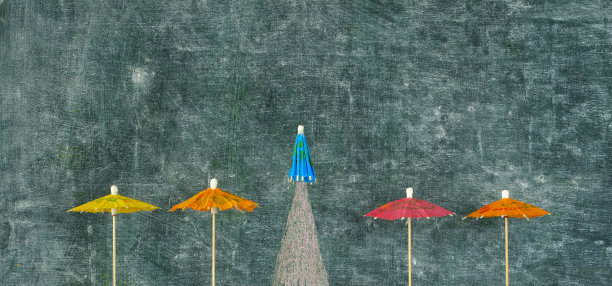 商业概念，创新思维，创意，创业，人力资源创新，鸡尾酒伞，一个人变成了一个启动火箭图片下载