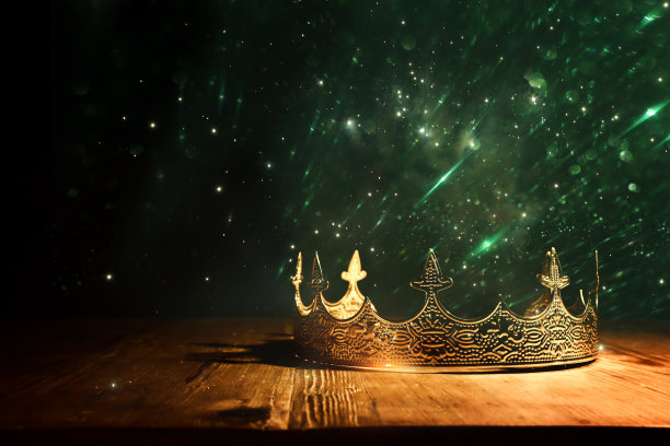 木质桌子上美丽的王后或国王王冠的低调形象。的过滤。幻想中世纪图片下载