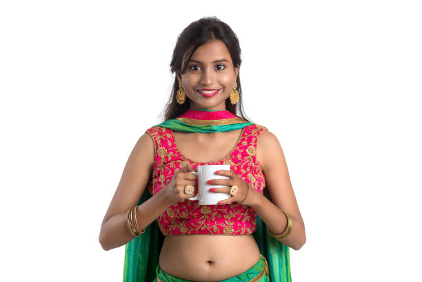 美丽的年轻女孩与一杯茶或咖啡摆在白色的背景图片下载