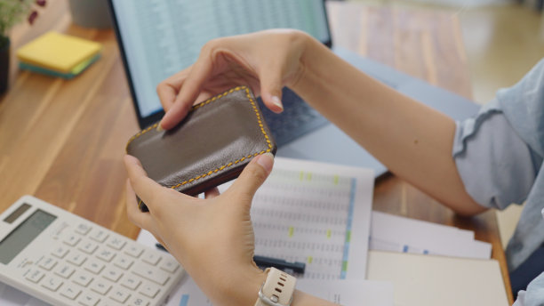 用手从棕色皮夹里取出钞票图片下载