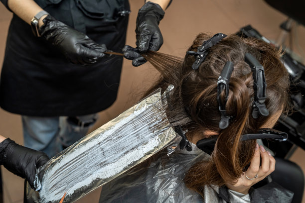 一位年轻漂亮的顾客来到美发沙龙染发。图片下载