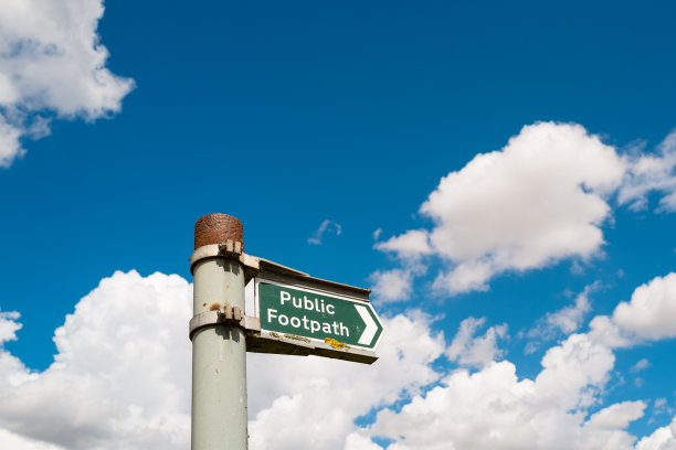 锈迹斑斑的公共人行道标志再次出现在英国户外的夏日天空中。图片下载