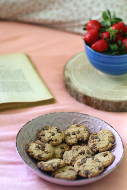 饼干，草莓，书和阅读眼镜图片下载