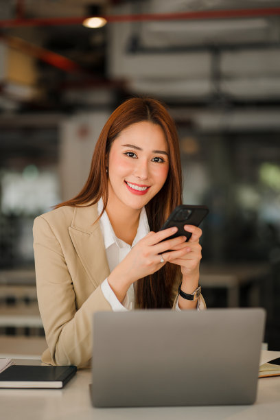 独立女性阅读财务图表图表，计划，分析，计算，市场数据在公司办公室的垂直画面。图片下载