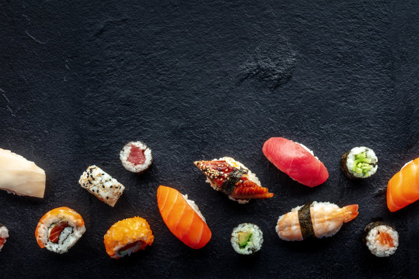 寿司，从上方拍摄。Rolls, maki, nigiri，黑色石板背景图片下载