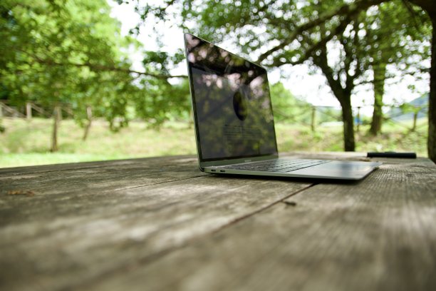 自然界中的计算机设备图片下载