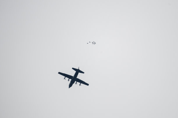 跳伞者从飞机上跳下来图片下载